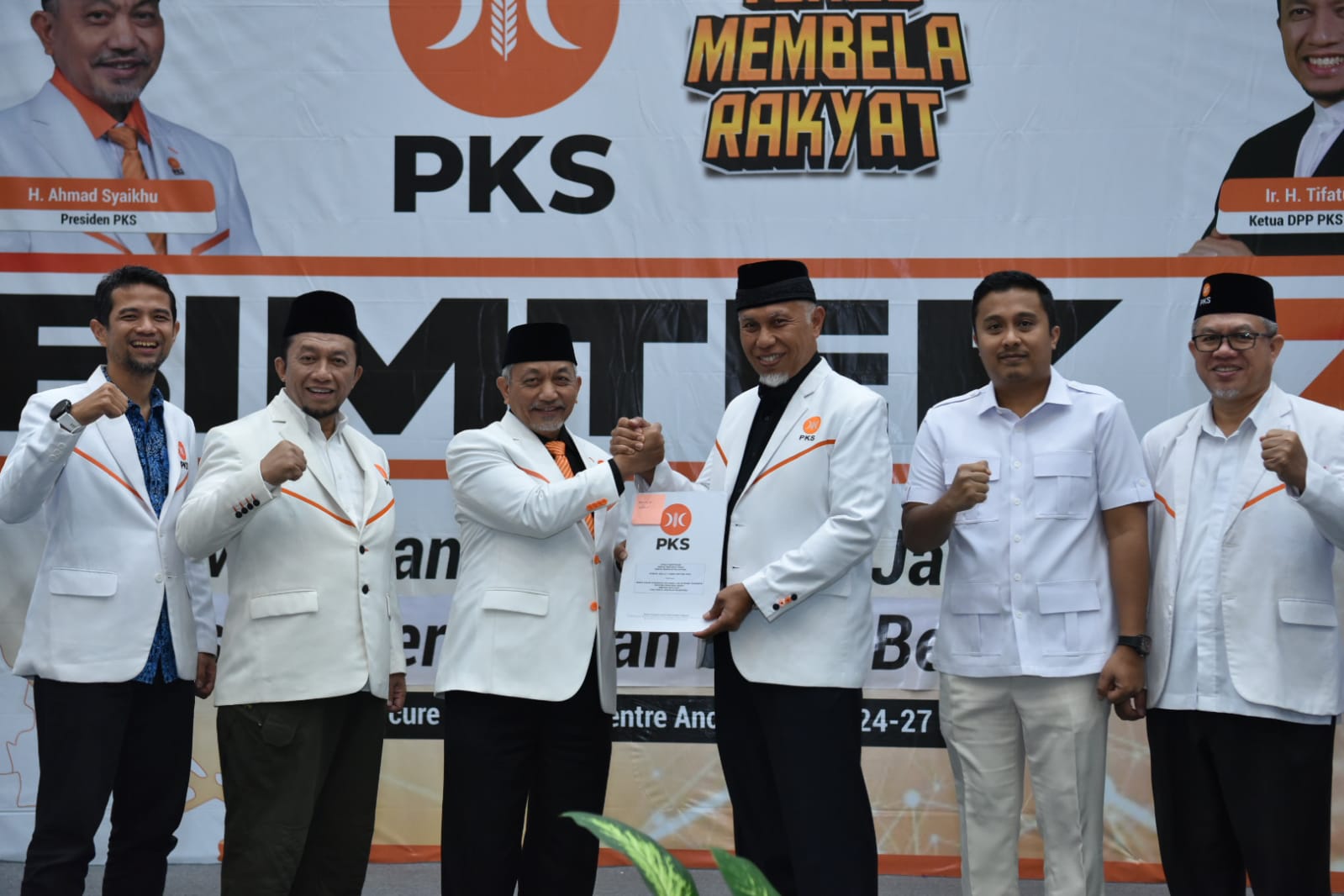 Presiden PKS Serahkan SK untuk Mahyeldi-Vasco Maju Pilkada Sumatera Barat