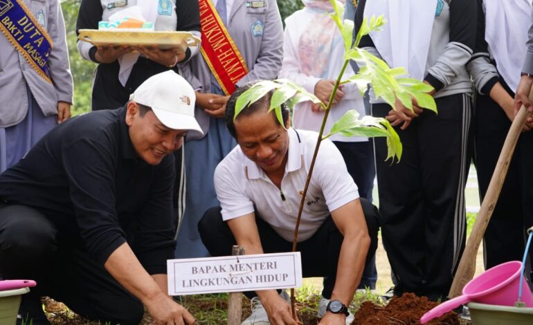 Menteri LH Tinjau Pengelolaan Sampah dan Tanam Pohon di SMAN 1 Sukaraja, Beri Pesan Penting untuk Generasi Muda