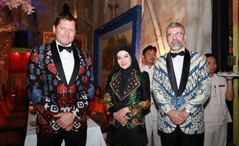 Dr. Ayu Widyaningrum Kenalkan Batik Sasirangan ke Duta Besar di Acara Batik for The World
