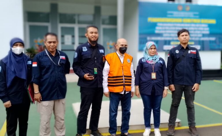 Berkas Dinyatakan Lengkap, Deputi Gakkum KLH Serahkan Tersangka Pengelola TPA Ilegal Limo ke Kejari Depok