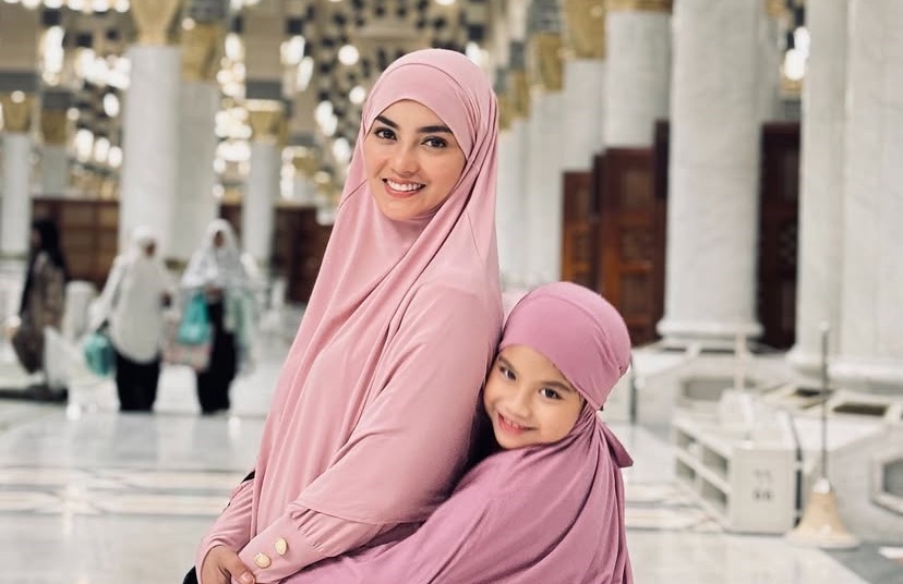 Ririn Ekawati Berbagi Takjil di Masjid Nabawi Saat Umrah, Aksi Mulianya Tuai Pujian