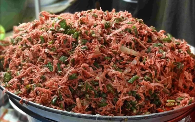 Lawar Plek: Kuliner Ekstrem Bali, Sajian Daging Mentah dan Darah Segar Babi