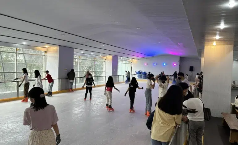 Ice Skating di Medan: Wahana Seru untuk Liburan Keluarga dan Pecinta Salju