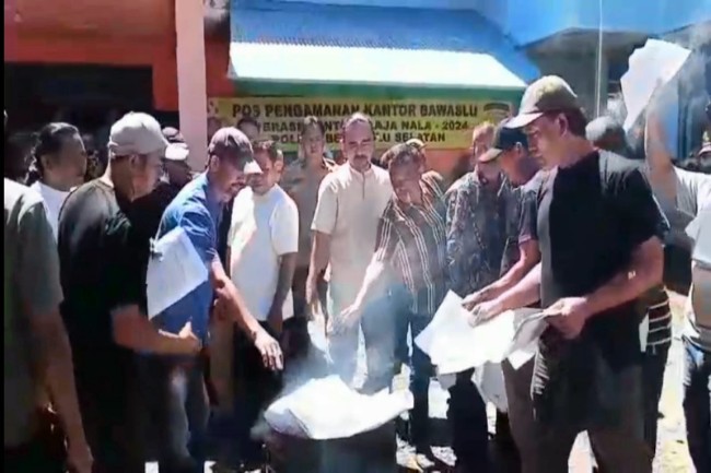 Surat Penghentian Laporan Rekayasa Penangkapan Li Sumirat Dibakar, Massa Tuding Bawaslu Tidak Independen!