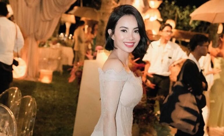 Dearly Desiana Digandeng Ari Lasso di Pernikahan Luna Maya