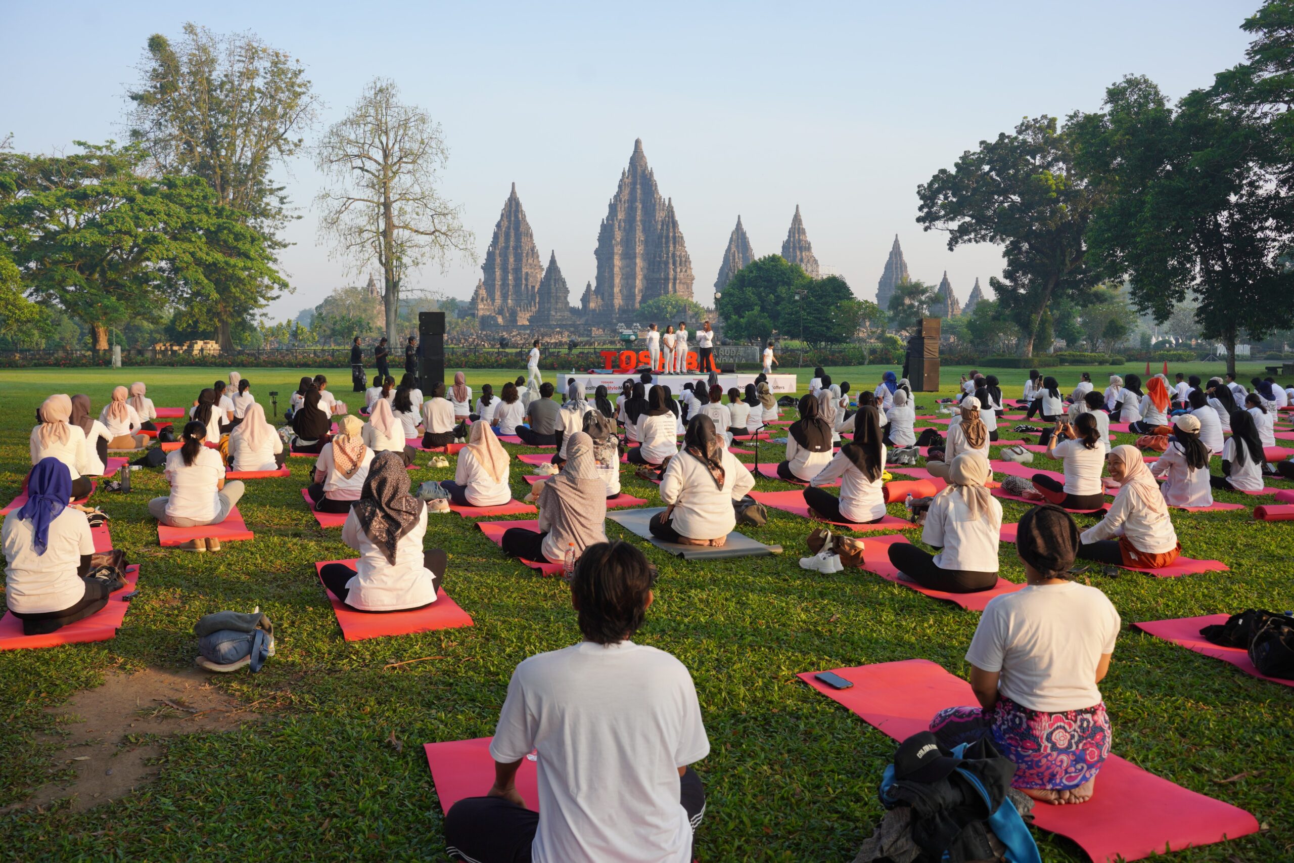 Toshiba Rayakan Hari Yoga Internasional di Candi Prambanan, Dorong Gaya Hidup Sehat Masyarakat Perkotaan