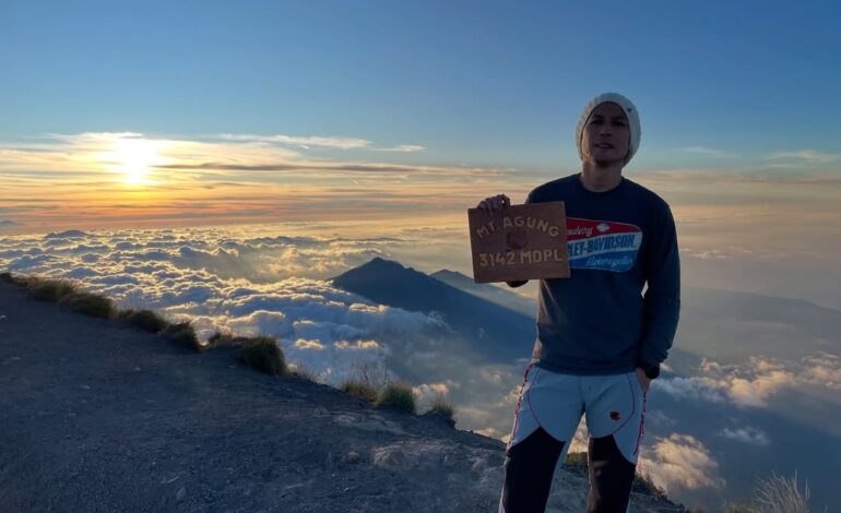 Chef Juna Rayakan Ulang Tahun ke-50 dengan Mendaki Gunung Agung Bareng Pacar, Romantis & Inspiratif!