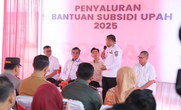 Wapres Gibran Tinjau Penyaluran BSU di Pekanbaru