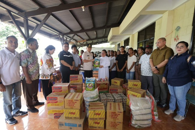 Pj Gubernur Papua Agus Fatoni Salurkan Bantuan ke Beberapa Tempat Strategis, Ada Apa?