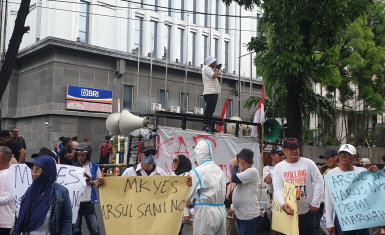 Gedung MK Didemo Massa Tuntut Arsul Sani Mundur dari Hakim Konstitusi