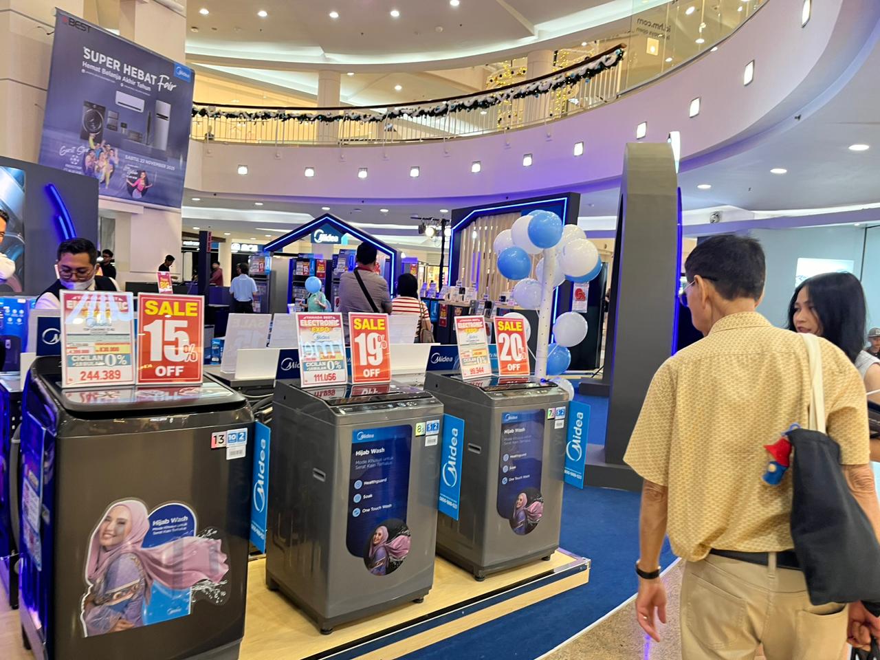 Midea Super Hebat Hadirkan Diskon Elektronik Rumah Tangga Hingga 20% dan Roadshow Seru di Seluruh Indonesia — Menjelang akhir tahun, Midea meluncurkan program promo nasional “Midea Super Hebat, Hemat Belanja Akhir Tahun” yang berlangsung pada 1 Oktober hingga 31 Desember 2025. Program ini menawarkan diskon hingga 20 persen untuk seluruh lini produk Midea dan berlaku di jaringan penjualan online maupun offline di seluruh Indonesia.