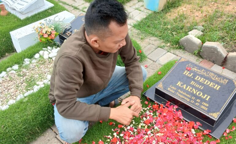 Ridho Saputra Ziarah ke Makam Hj Dedeh di Tangerang, Kenang Sosok Penuh Kasih