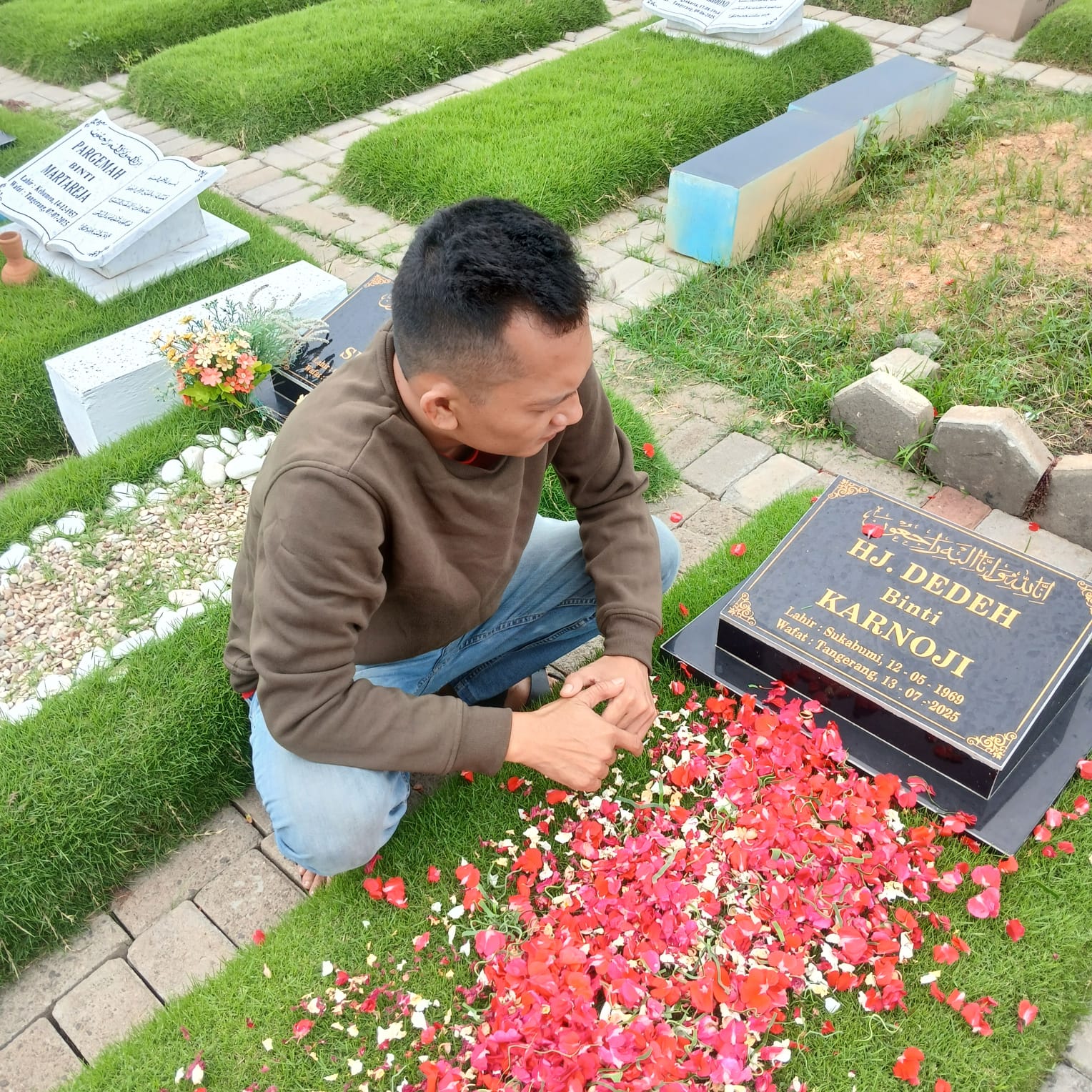 Ridho Saputra Ziarah ke Makam Hj Dedeh di Tangerang, Kenang Sosok Penuh Kasih