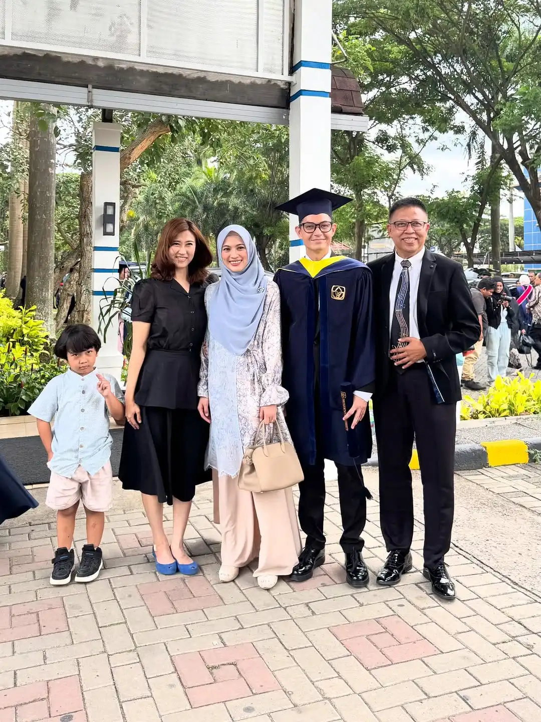 Dude Harlino Tegaskan Hoaks Perceraian dengan Alyssa Soebandono, Bagikan Momen Wisuda Sarjana Hukum