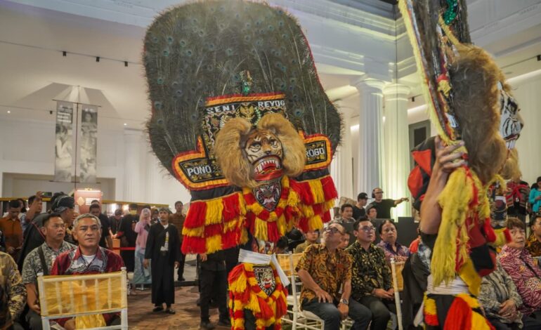 Reyog, Kolintang, dan Kebaya Terima Sertifikat UNESCO