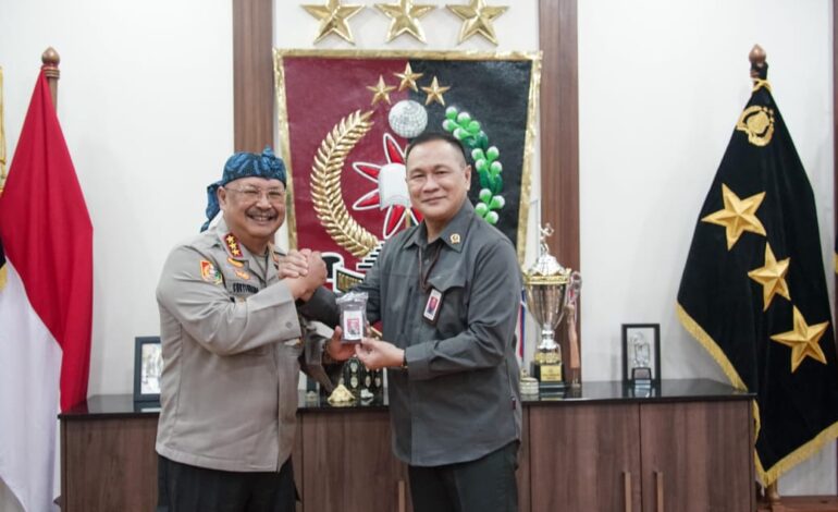 Presiden SKD Serahkan KTA Dewan Penasehat kepada Komjen Pol Prof. Dr. Chryshnanda Dwi Laksana di Lemdiklat Polri