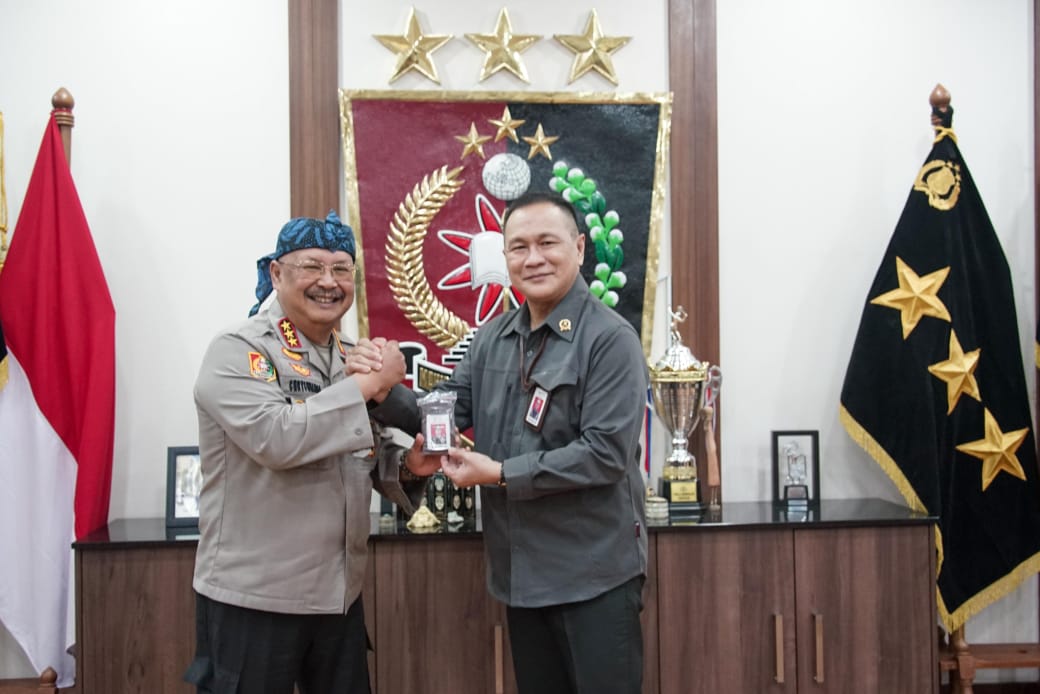 Presiden SKD Serahkan KTA Dewan Penasehat kepada Komjen Pol Prof. Dr. Chryshnanda Dwi Laksana di Lemdiklat Polri