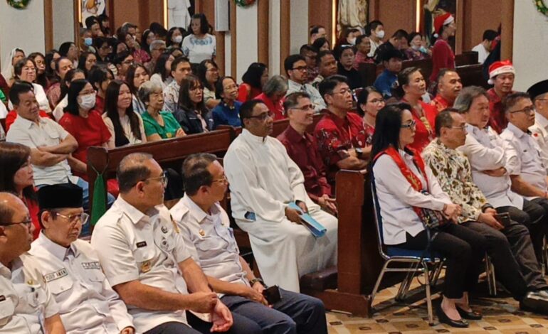 Misa Malam Natal di Paroki Kramat Jakarta Berlangsung Khidmat, Angkat Tema Keluarga dan Kesederhanaan