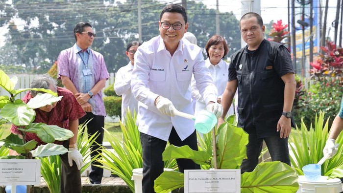 BPOM Cetak Rekor Nasional Penanaman Pohon Serentak Terbanyak Berpakaian Adat Nusantara