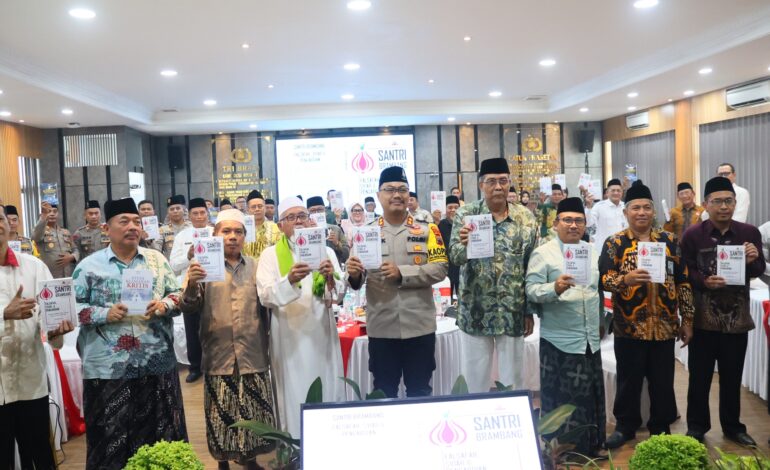 Kapolres Brebes Bedah Buku Santri Brambang, Polisi Bersyiar Lewat Seni Religi dan Pendekatan Humanis