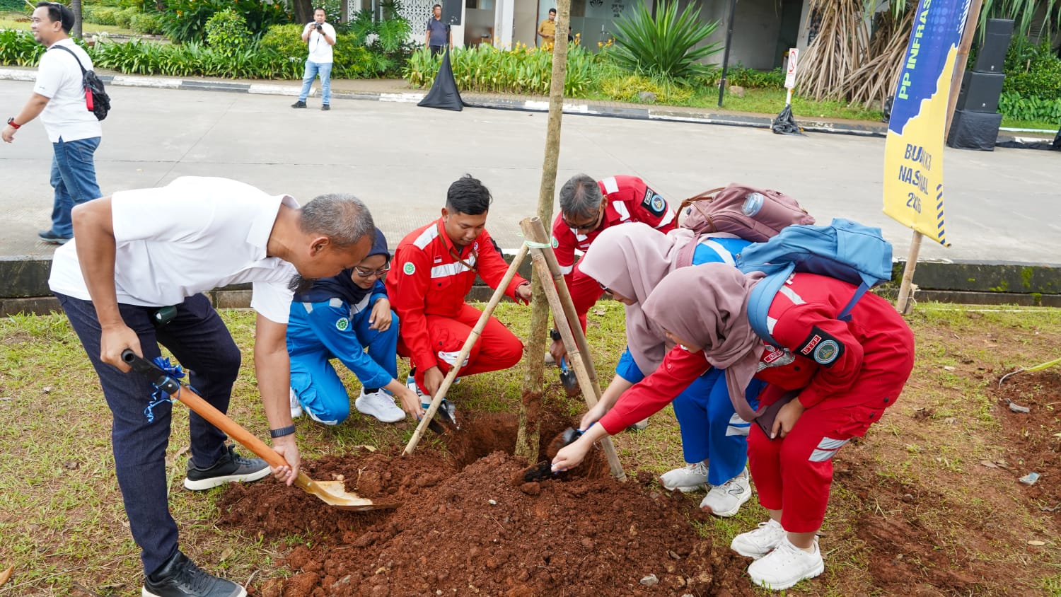 PTPP Tanam Pohon di Grand Kamala Lagoon, Integrasikan K3 dan ESG
