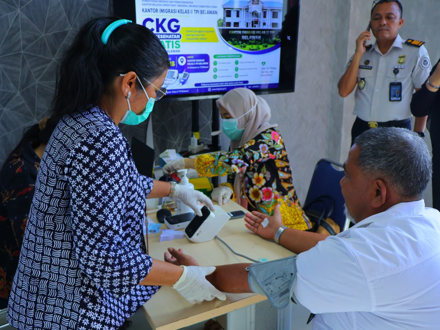 Inovasi Imigrasi Belawan Lakukan Cek Kesehatan Gratis Bagi Pengguna Layanan Keimigrasian
